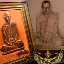 พระบรมสาทิสลักษณ์ในหลวงทรงผนวชประดับครุฑพ่าห์ กาญจนาภิเษก 39