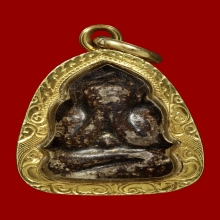 พระปิดตาหลวงปู่เฮี้ยง วัดป่าฯ พิมพ์สะดือใหญ่ เนื้อผงคลุกรัก