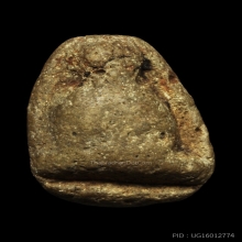 พระปิดตาหลวงปู่ยิ้ม วัดหนองบัว พิมพ์แข้งซ้อน เนื้อเหลือง