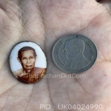 ล็อกเก็ตรุ่นลายเซ็นต์ รูปไข่เล็ก ฉากขาว ปี 2521 หลวงปู่โต๊ะ