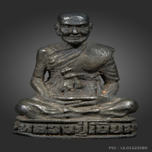 รูปหล่อรุ่นโดดร่ม หลวงปู่เอี่ยม วัดสะพานสูง เนื้อเงินครับ