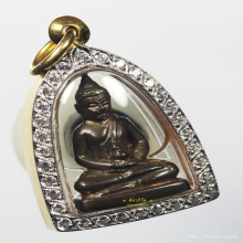 พระกริ่งนวลจันทร์ พร้อมกรอบทองคำฝังเพชร