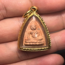 พุทโธน้อยคุณแม่บุญเรือน พิมพ์กลางเส้นน้ำตกเนื้อดิน