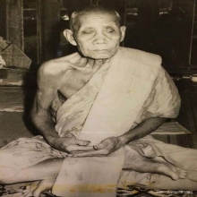 เหรียญอายุยืน(ครึ่งองค์)หลวงปู่สีวัดเขาถ้ำบุญนาค+เลี่ยมทอง