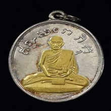 หลวงปู่ไข่วัดเชิงเลน หน้ากากทองคำ