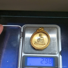เหรียญเจ้าคุณนร พิมพ์สังฆาฏิใหญ่ เนื้อทองคำ (เหรียญนักกล้าม)