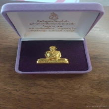 รูปเหมือนปั๊มพิมพ์เข่ากว้างทองคำ หลวงพ่อเพี้ยน ไตรมาส 53 