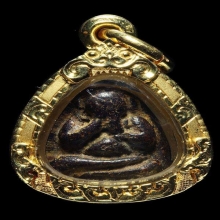 พระปิดตาสาริกา เนื้อผงคลุกรัก