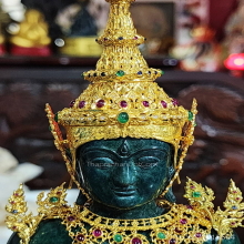 พระแก้วมรกต ภปร. เครื่องทรงทองคำ