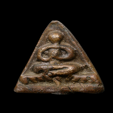 เหรียญหล่อพิมพ์สามเหลี่ยมหลวงปู่รอด วัดบางน้ำวน พิมพ์พนมมือ