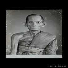รูปถ่ายหลวงพ่อยี  ต้องห้องภาพ  สาธรโฟโต้ 