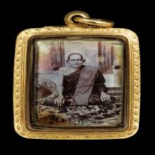 รูปถ่ายซีเปียหลวงพ่อชมวัดป่างิ้ว