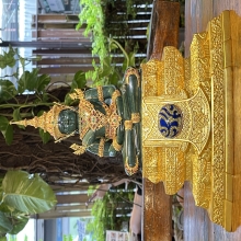พระแก้วมรกต ปี2547 ทรงเครื่องทองคำ 90%