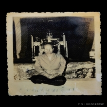 รูปถ่ายหน้าโต๊ะหมู่บูชาขอบแสตมป์ คุณย่าบุญเรือน