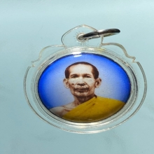 ล็อกเก็ต หลวงพ่อโอภาสีหลังฝังเหรียญสตางค์และเม็ดพระธาตุ