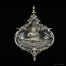 เข็มกลัดพระประธานวัดร่องขุ่น เนื้อเงินรมดำ อ.เฉลิมชัย