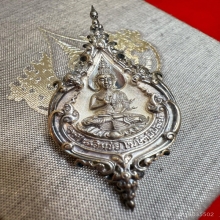 เข็มกลัดพระประธานวัดร่องขุ่น เนื้อเงินวาว อ.เฉลิมชัย ครบชุด