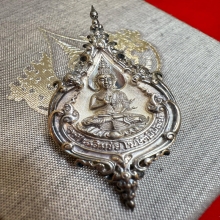 เข็มกลัดพระประธานวัดร่องขุ่น เนื้อเงินวาว อ.เฉลิมชัย ครบชุด