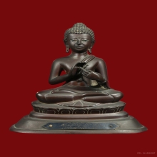 พระบูชาวัดเวฬุราชิณ ปางสนเข็ม พ.ศ.2497 เนื้อแดง (นิยม)