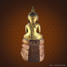 พระพุทธรูปไม้แกะ