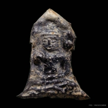 พระร่วงนั่ง กรุบ้านพลูหลวง จ.สุพรรณบุรี เนื้อตะกั่วสนิมแดง