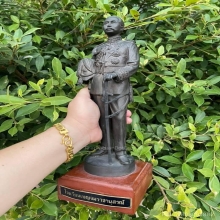 พระบรมรูป ร.๕ โรงเรียนเบญจมราชานุสรณ์ ความสูงรวมฐาน ๑๕ นิ้ว