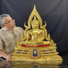 พระพุทธชินราชจำลอง ตราสัญลักษณ์อกเลาวิหารหลวงพ่อชินราช ๑๖