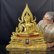 พระพุทธชินราชจำลอง ตราสัญลักษณ์อกเลาวิหารหลวงพ่อชินราช ๑๖