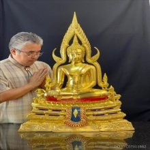 พระพุทธชินราชจำลอง ตราสัญลักษณ์อกเลาวิหารหลวงพ่อชินราช ๑๖