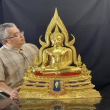 พระพุทธชินราชจำลอง ตราสัญลักษณ์อกเลาวิหารหลวงพ่อชินราช ๑๖