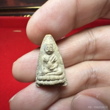 พระพุทโธน้อย  พิมพ์กลาง เนื้อดิน หน้าเอียงไหล่ลู่ ทูโทน