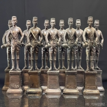 พระบรมรูปสมเด็จพระนเรศวรมหาราช ทรงประทับยืนหลั่งน้ำสิโนทก 
