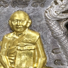 เหรียญพุทธชยันตรี หลวงปู่หงส์ เนื้อเงินหน้ากากทองคำ ปี 2555