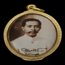 (2)ล็อกเก็ตหมอพร หลังทองคำ กรมหลวงชุมพร หลักเมืองชุมพร ปี 35