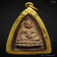 พระพุทโธน้อย พิมพ์กลางหน้าเอียงไหล่หลู่ เนื้อดิน ปี2494 