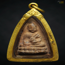 พระพุทโธน้อย พิมพ์กลางหน้าเอียงไหล่หลู่ เนื้อดิน ปี2494 