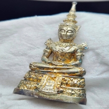 พระแก้วมรกต กรมสรรพสามิต ปี 2539 เนื้อเงินขัดเงา สภาพสวย