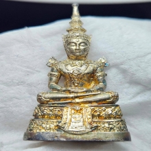พระแก้วมรกต กรมสรรพสามิต ปี 2539 เนื้อเงินขัดเงา สภาพสวย