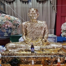 หลวงพ่อพรหม เข่ากว้างหลังเต็ม องค์นี้เนื้อแก่ทองคำ