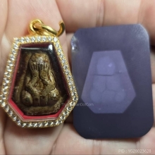 พระปิดตาหกเหลี่ยมหลังตะแกรง หลวงปู่เฮี้ยง วัดป่า ปี 2495