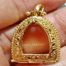 ตลับทองฝังเพชรแท้สำหรับใส่พระขนาดเล็ก