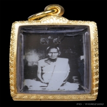 รูปถ่ายหลวงพ่อเดิมข้างหน้งสือ