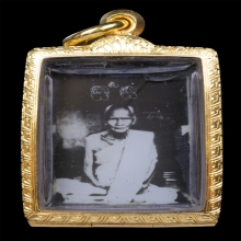 รูปถ่ายหลวงพ่อเดิมข้างหน้งสือ