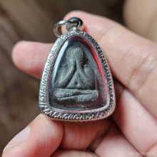 พระปิดตาปลดหนี้ หลังยันต์ตรี