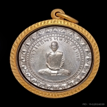 หลวงพ่อพรหม มหาลาภ เนื้อเงิน เลี่ยมทองอย่างดีครับ