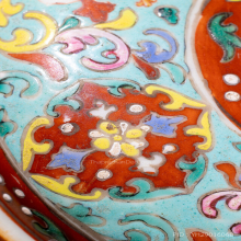 ฝาโถเบญจรงค์ลายเทพพนม พื้นฟ้าสมัยอยุธยา