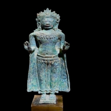 พระพุทธรูปสมัยลพบุรียืน
