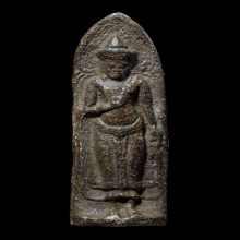 พระร่วงยืนหลังรางปืนสนิมแดง