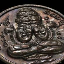 เหรียญปิดตาพังพระกาฬ ปี 32 เครายาว พลายเงิน