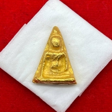 พระทองคำ.พระนางพญาเข่าโค้ง หลังลายมือหมายเลข๗ 